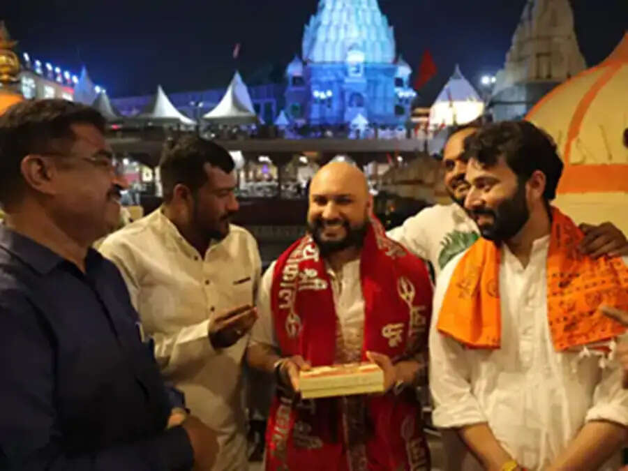 महाकाल की भस्म आरती में शामिल हुए पार्श्वगायक बी प्राक