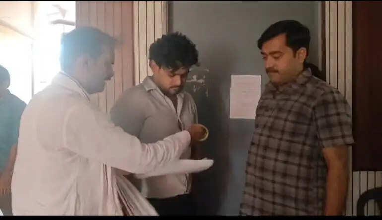 मुरैनाः पार्षद ने सीएमओ की कमीज में डाली चूडिय़ां, सोशल मीडिया पर वीडियो वायरल