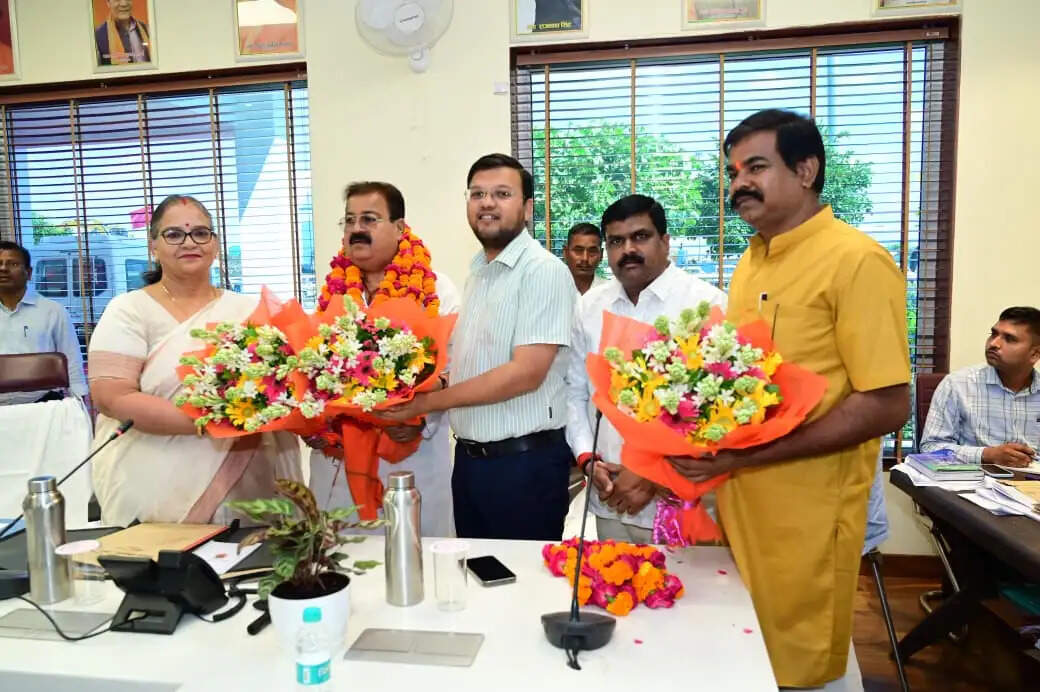 लखनऊ : नगर निगम कार्यकारिणी की बड़ी बैठक संपन्न, शहर के विकास, स्वच्छता, वायु गुणवत्ता और राजस्व से जुड़े अहम प्रस्तावों पर मुहर