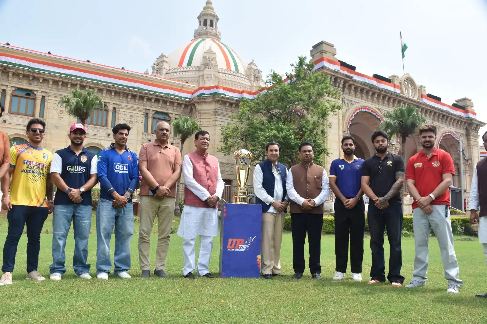 उत्तर प्रदेश टी-20 लीग सीजन-4 की ट्रॉफी के साथ विधानसभा पहुंचे खिलाड़ी, अध्यक्ष सतीश महाना से की शिष्टाचार भेंट