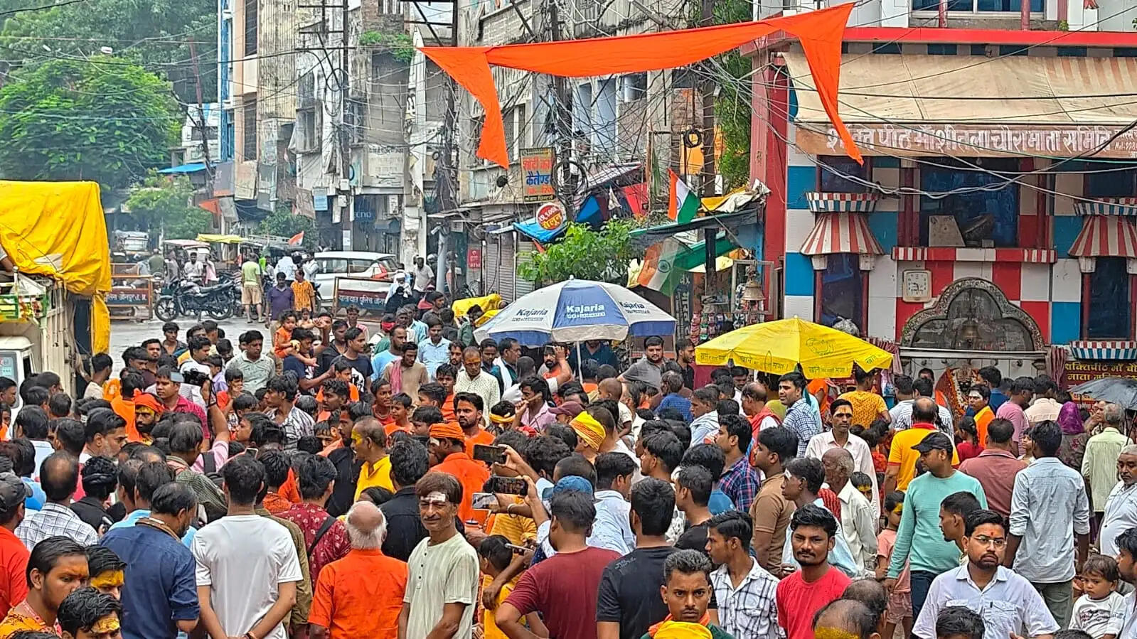 जाैनपुर में नागपंचपी पर निकली साष्टांग दंडवत यात्रा