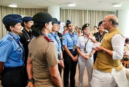 चार महासागरों की यात्रा पूरी करके घर लौटीं नौ सैन्य महिला अधिकारी सम्मानित