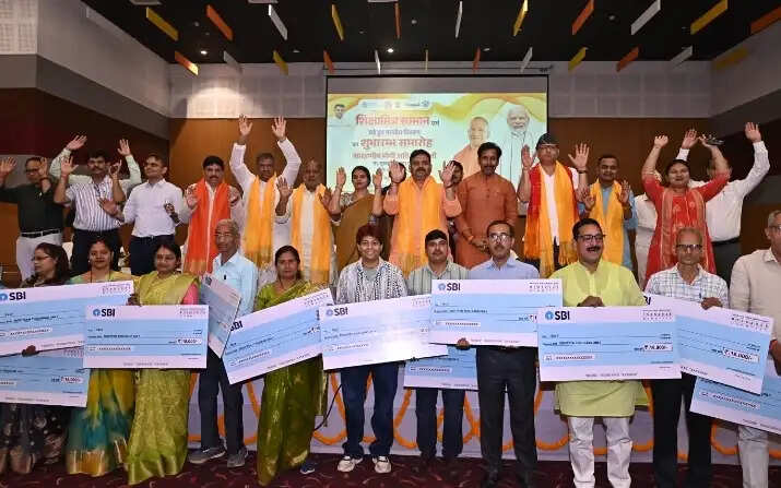 वाराणसी में परिषदीय विद्यालयों के शिक्षामित्रों को बढ़े मानदेय का चेक वितरित