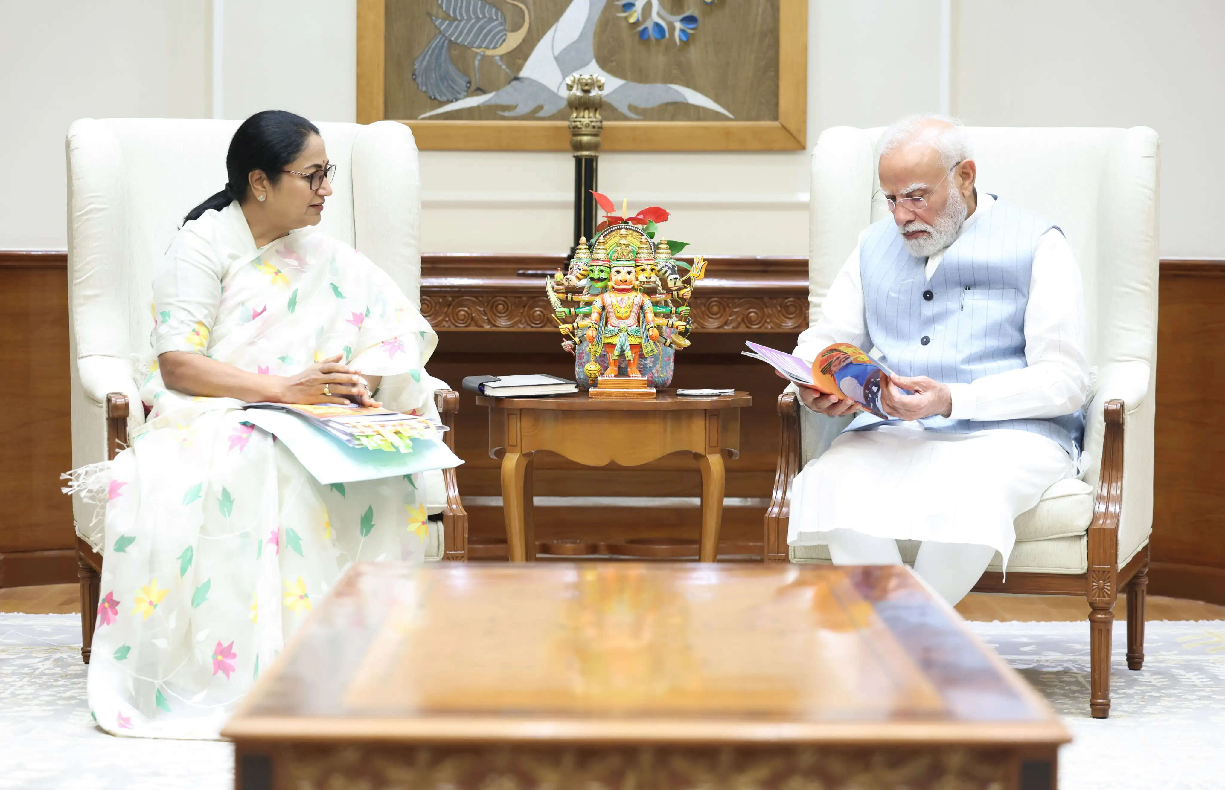 (अपडेट) रेखा गुप्ता ने प्रधानमंत्री मोदी से की मुलाकात, दिल्ली के विकास कार्यों पर पुस्तिका भेंट की