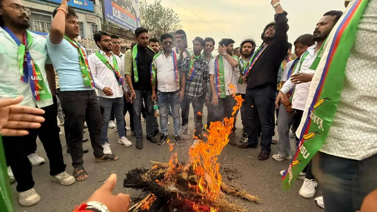 लाठीचार्ज के खिलाफ छात्र आजसू ने फूंका मुख्यमंत्री का पुतला