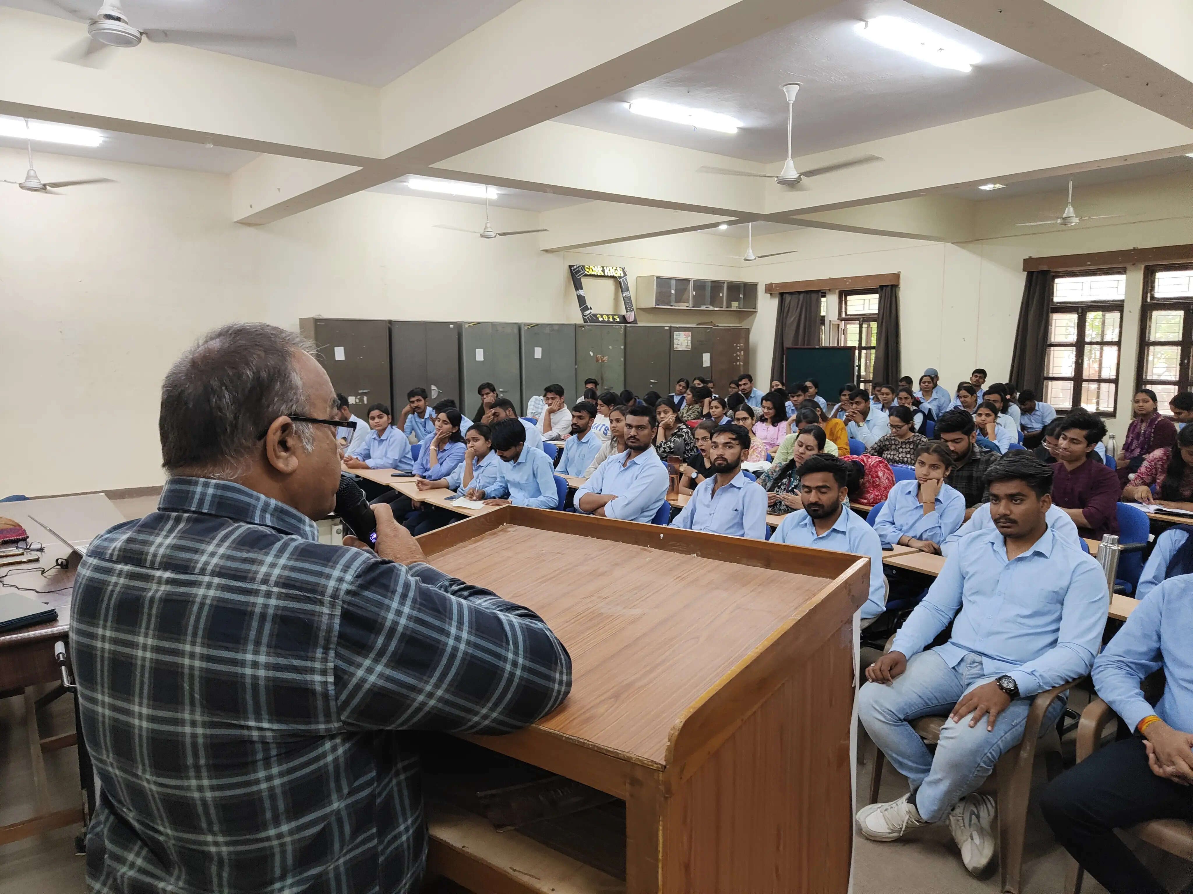 सिंधी भाषा केवल संवाद का माध्यम नहीं, बल्कि एक जीवंत सांस्कृतिक विरासत