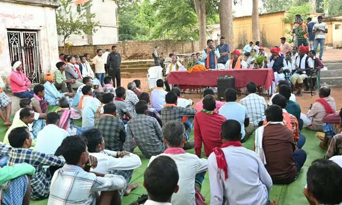 बस्तर सांसद ने माड़िया समाज के सदस्यों काे बस्तर दशहरा रथ खींचने हेतु किया आमंत्रित