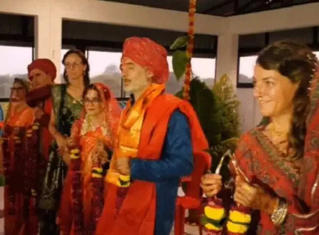 मप्र के उज्जैन में इटली, स्पेन और इंग्लैंड के तीन जोड़ों ने हिंदू वैदिक परम्परा से किया विवाह