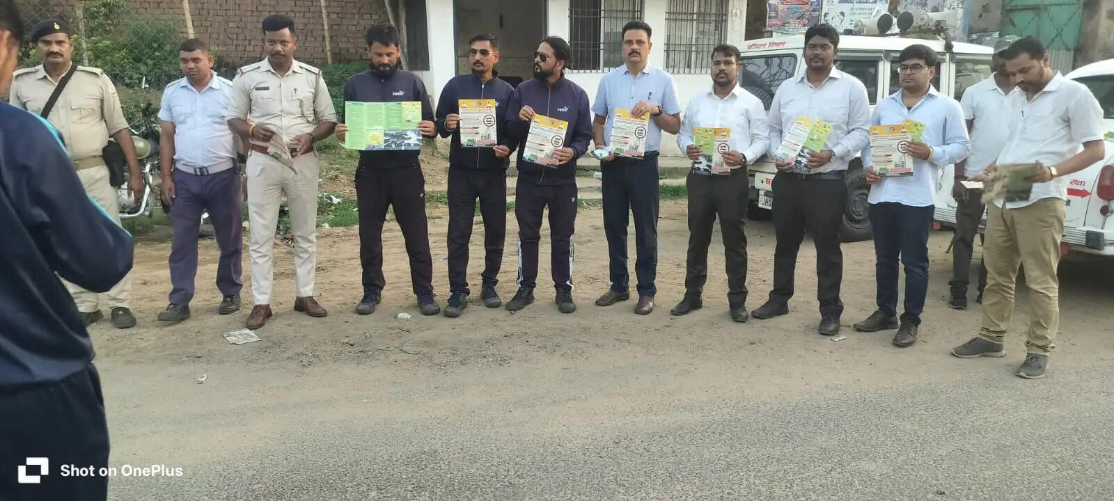 यातायात नियम तोड़ने वालों को फूल देकर डीटीओ ने किया जागरूक