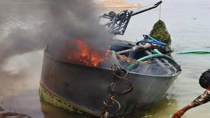 ग्वालियरः सिंध नदी के घाटों पर अवैध रेत उत्खनन व भंडारण के खिलाफ बड़ी कार्रवाई