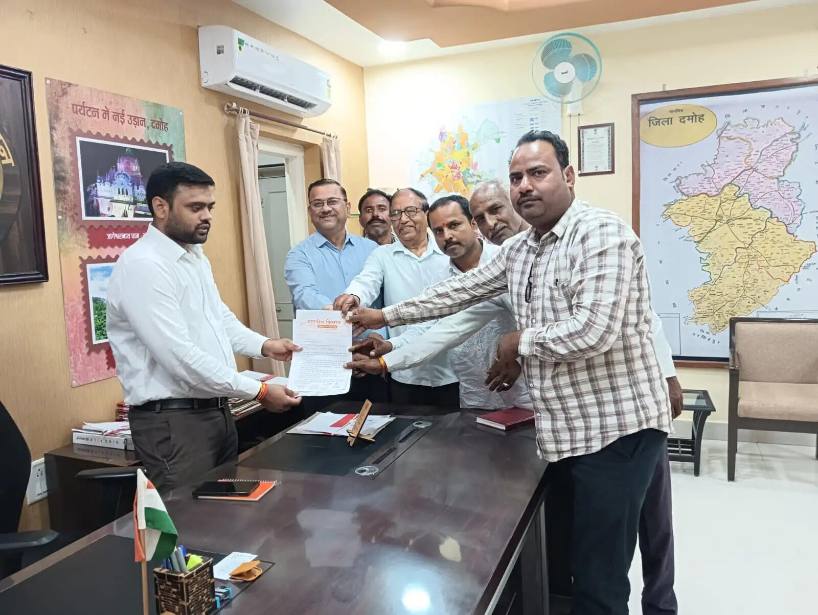 दमोह में किसानों की समस्याओं को लेकर ज्ञापन, ऋण जमा करने की तिथि बढ़ाने की मांग