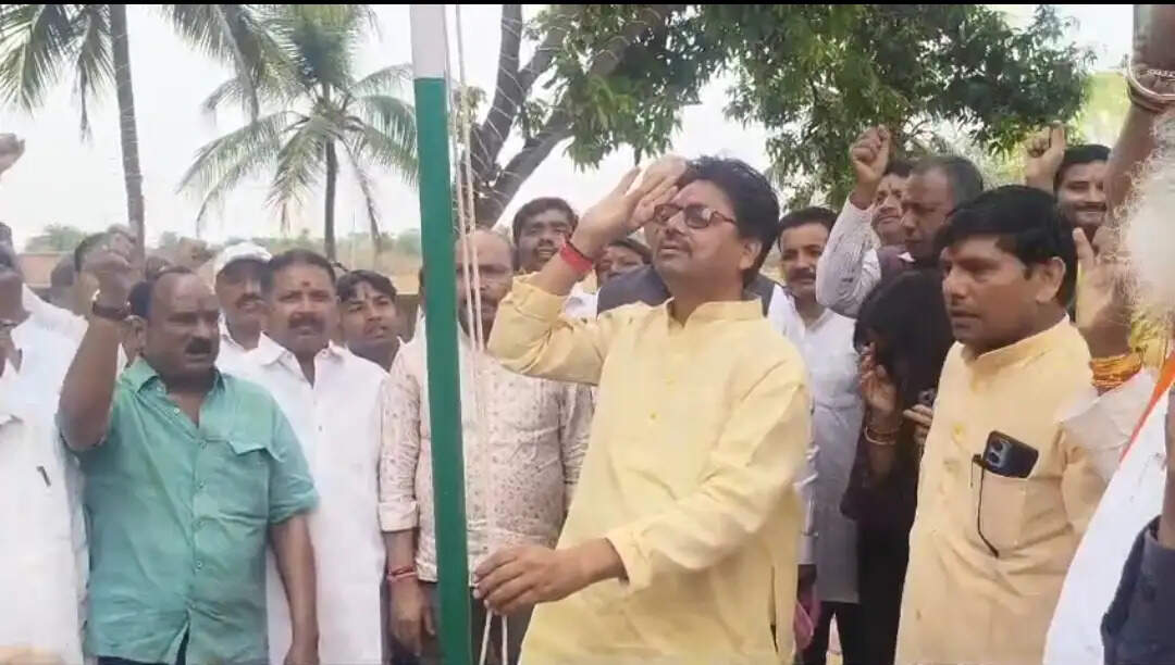 भाजपा ने मनाया 47 वां स्थापना दिवस, झंडाेत्तोलन कर गाया वंदे मातरम