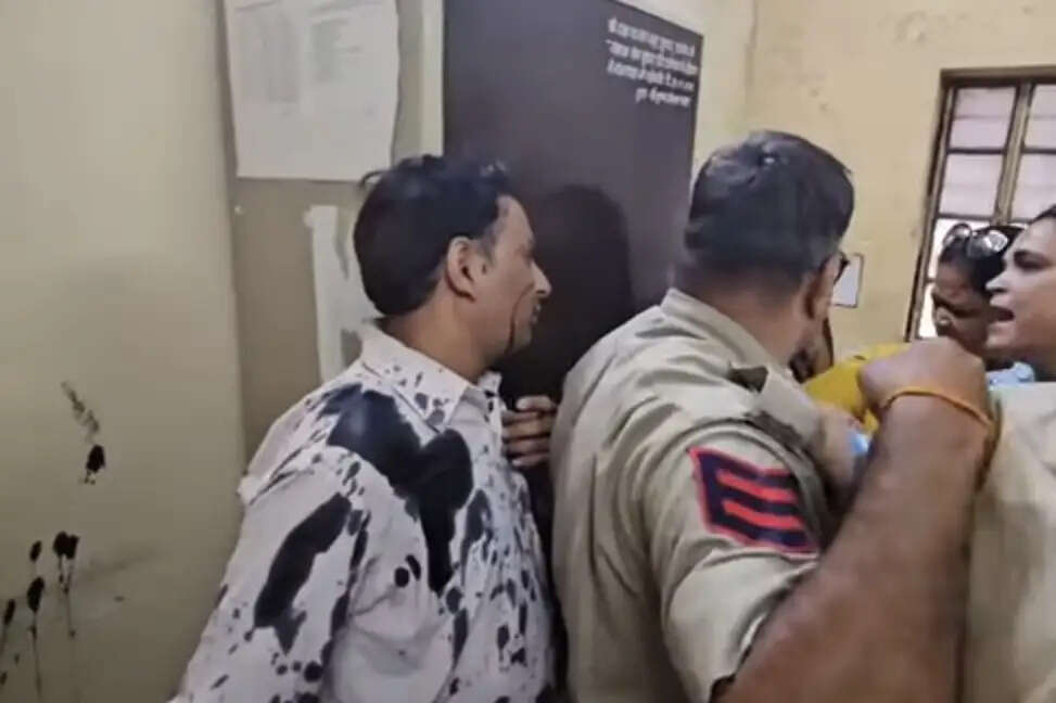 दिल्ली की मुख्यमंत्री के खिलाफ अभद्र पोस्ट मामले में थाना प्रभारी सहित तीन पुलिसकर्मी लाइन हाजिर