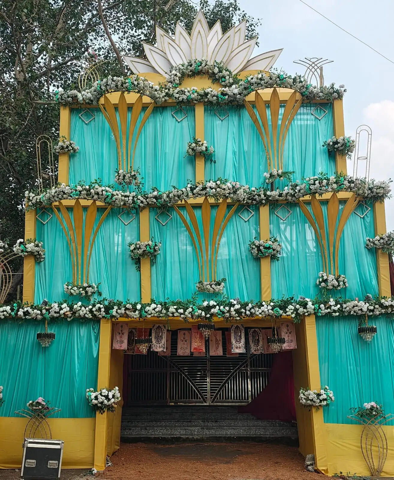 पूजा पंडालों के पट खुलते ही मां दुर्गा के दर्शन को उमड़ी श्रद्धालुओं की भीड़