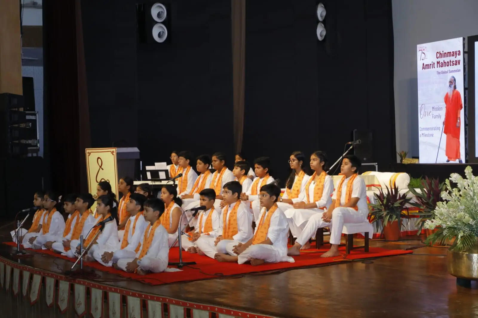 आठ साै गीता प्रेमियों ने एक साथ गाया पुरुषोत्तम योग तो भक्ति की मस्ती में झूम उठा सभागार