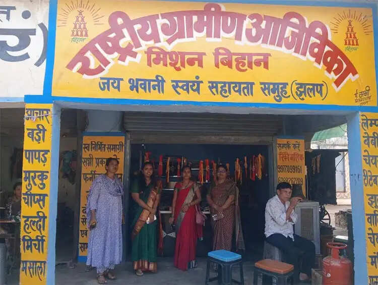 महासमुंद : सीईओ ने झलप में पीएम सूर्य घर योजना और बिहान समूह की आजीविका गतिविधियों का किया निरीक्षण