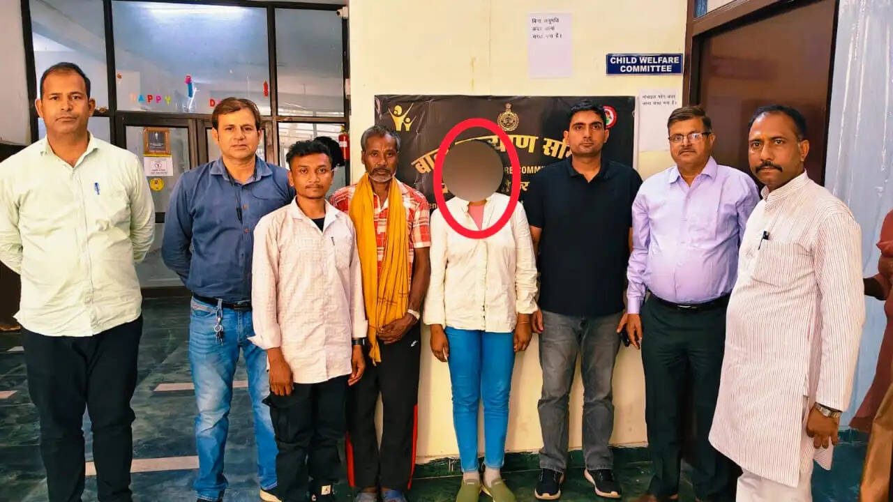 चार साल पहले अपनों से बिछड़ी बच्ची को फरीदाबाद पुलिस ने परिवार से मिलाया