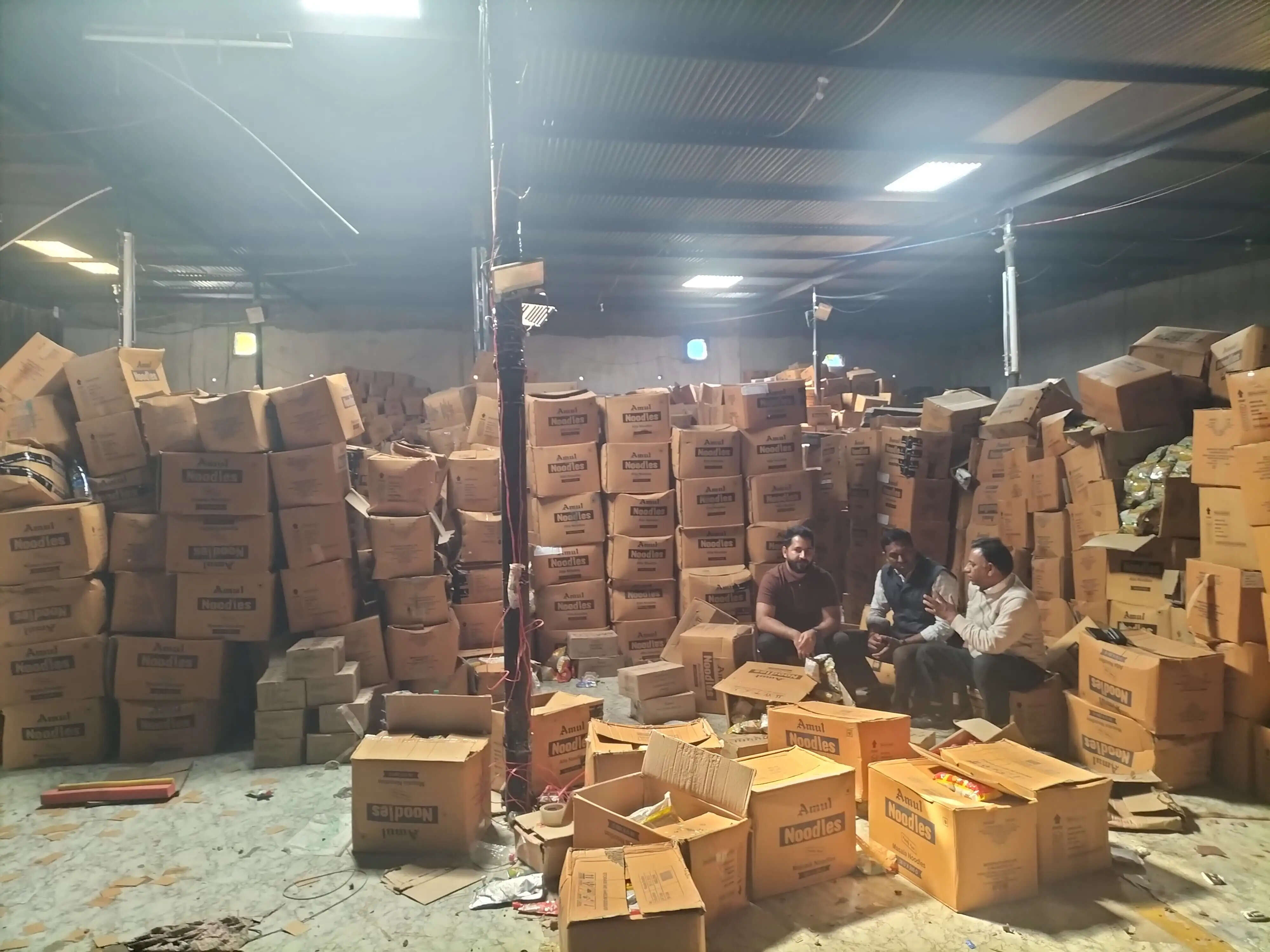 फूड सेफ्टी टीम ने अमूल ब्रांड के तीस हजार किलो एक्सपायरी सामग्री को करवाया नष्ट