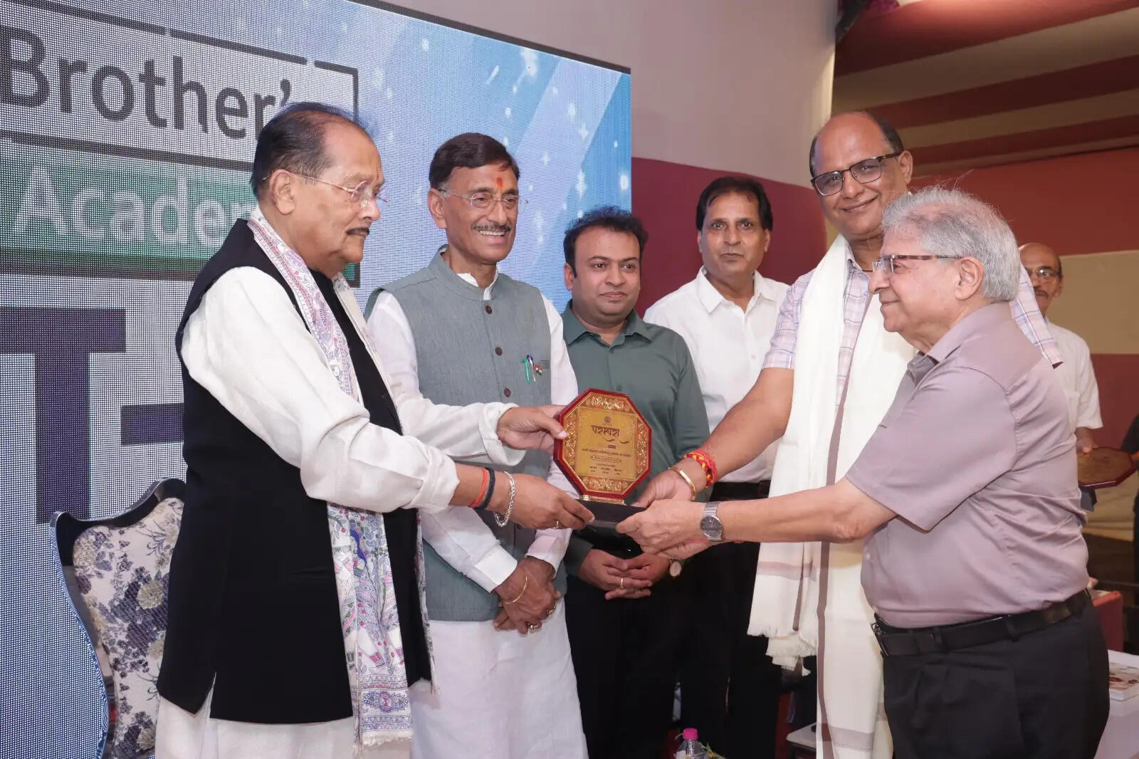 विरासत मेले में हस्तशिल्प, पारंपरिक परिधान और खानपान का लोगों ने उठाया आनंद
