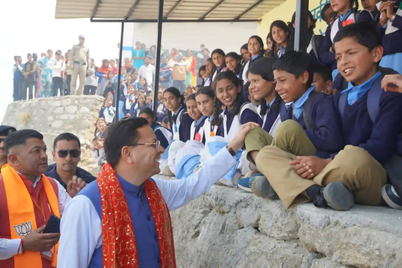 देवीधुरा में छात्रों के बीच पहुंचे सीएम धामी, मेहनत और लक्ष्य निर्धारण का दिया संदेश