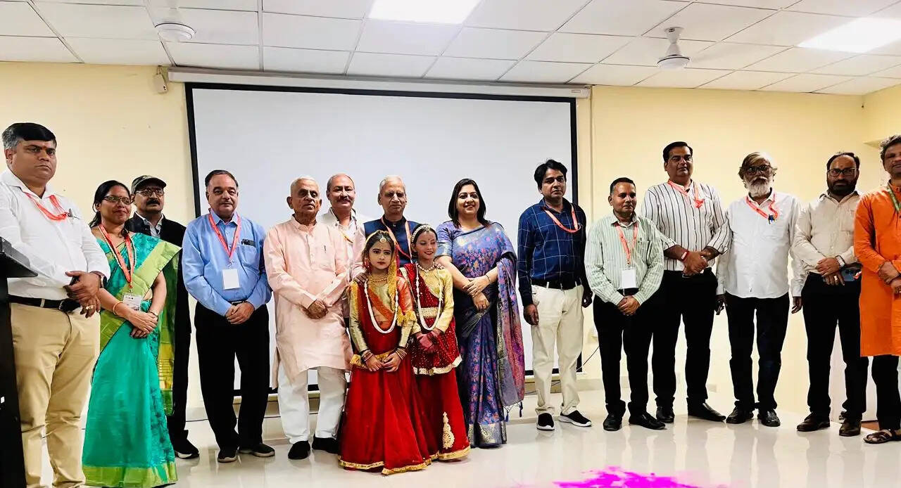 डॉ. सौरभ कौशल ने बढ़ाया अलीगढ़ का मान, शोध पत्र वाचन एवं श्रेष्ठ आलेख में मिला सम्मान