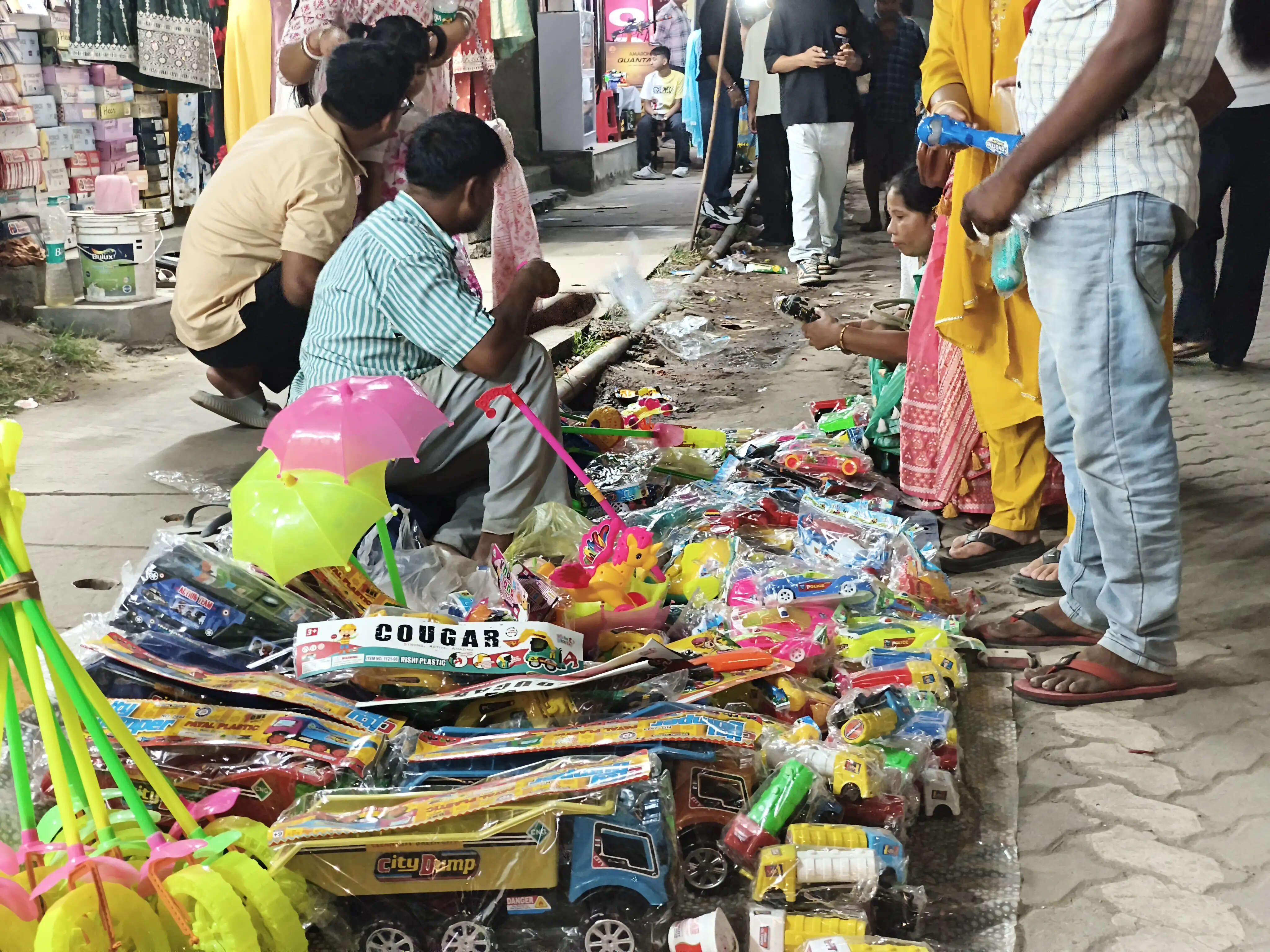दुर्गा पूजा में चमका छोटे कारोबारियों का बाजार,दुकानों में उमड़ी खरीदारों की भीड़