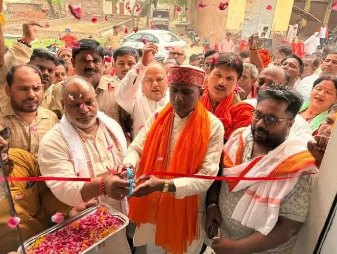 वाराणसी के राजातालाब क्षेत्र में भाजपा के जिला कैम्प कार्यालय का उद्घाटन