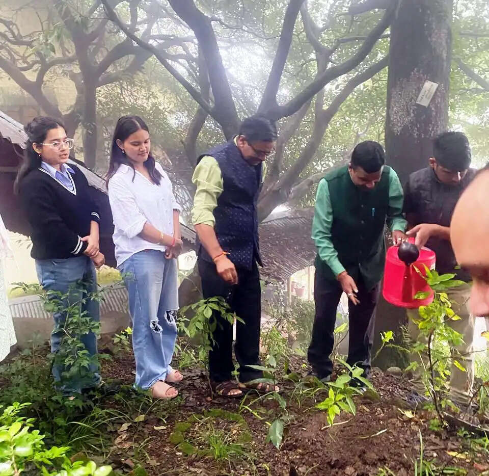 कुमाऊं विवि में ‘मिशन ग्रीन’ के तहत पौधरोपण, पर्यावरण संरक्षण का दिया संदेश