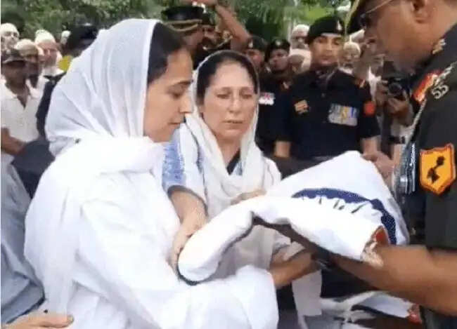 मप्र के इंदौर में मेजर हमजा आरिफ को सैन्य सम्मान के साथ दी गई अंतिम विदाई, लगे देशभक्ति के नारे