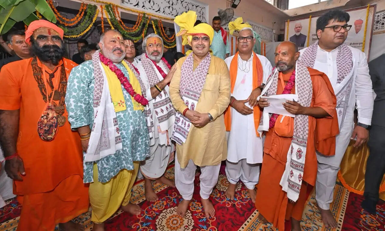 गुरु पूर्णिमा पर मुख्यमंत्री भजनलाल शर्मा ने संत-महंतों का सम्मान कर लिया आशीर्वाद