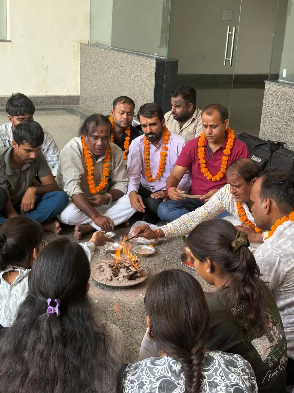 गौशाला में बच्चों संग डॉक्यूमेंट्री देखी: कोचिंग हब में हवन कर मनाया मोदी का जन्मदिन