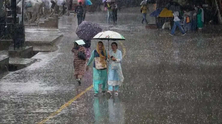 तेज हवाओं के साथ बारिश के आसार, कई जिलों में वज्रपात की चेतावनी