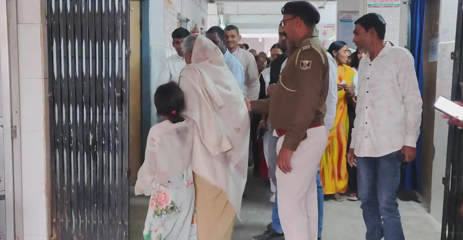 बच्चा चोरी की अफवाह में विक्षिप्त महिला गिरफ्तार, हंगामे के बीच भेजी गई जेल