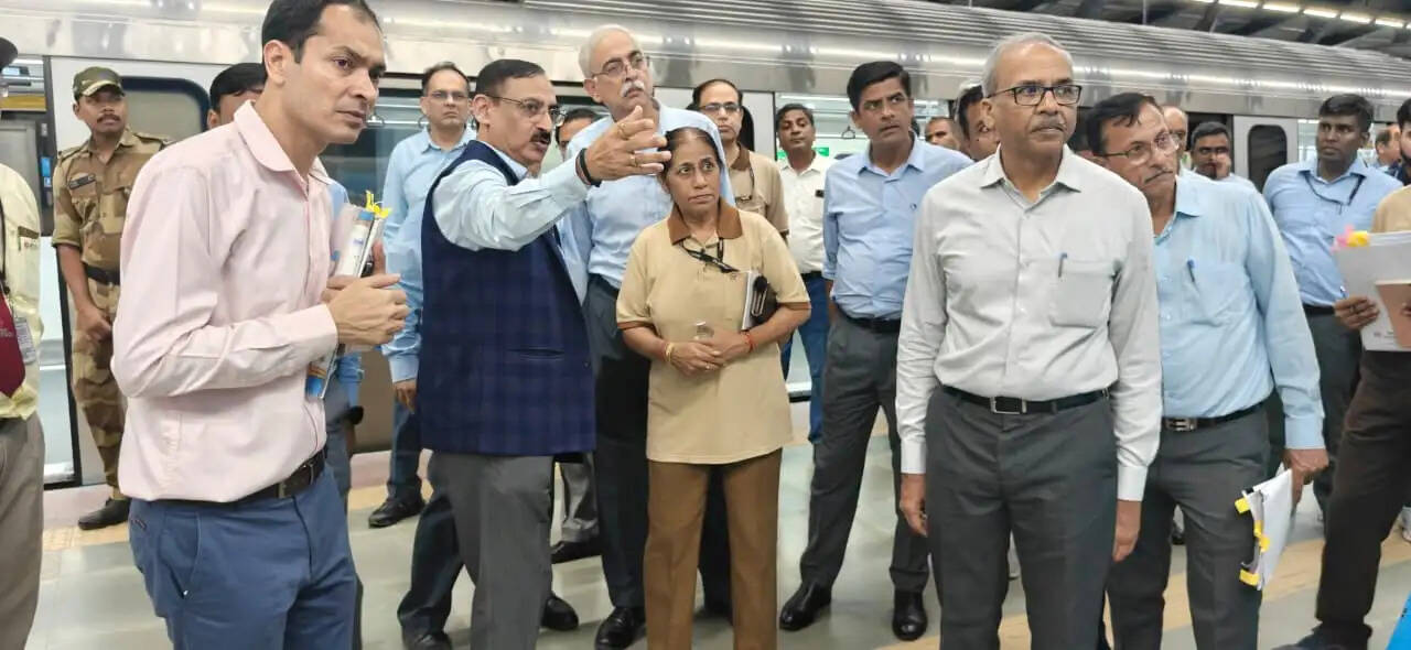 आधी रात को ब्लू लाइन पर निकले डीएमआरसी के एमडी, स्टेशनों पर विकास कार्यों का लिया जायजा