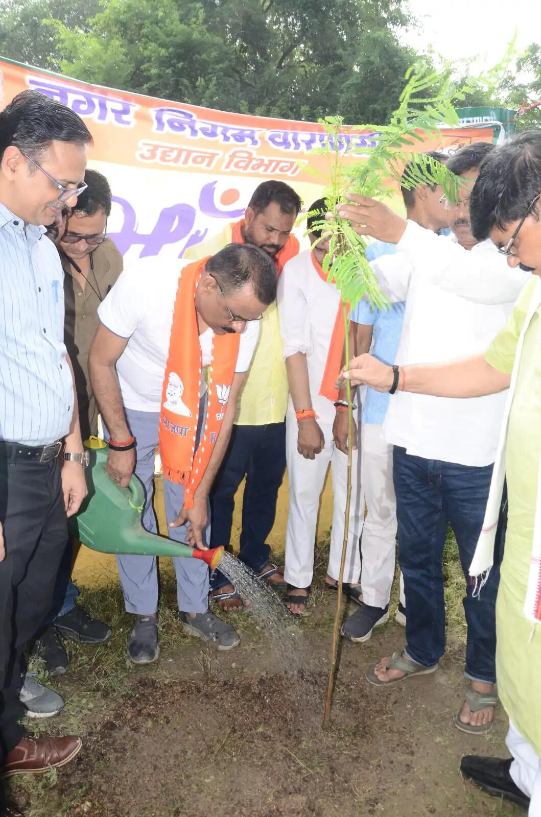 वाराणसी महापौर ने बीएलडब्ल्यू परिसर में रोपे विभिन्न प्रजातियों के 101 पौधे