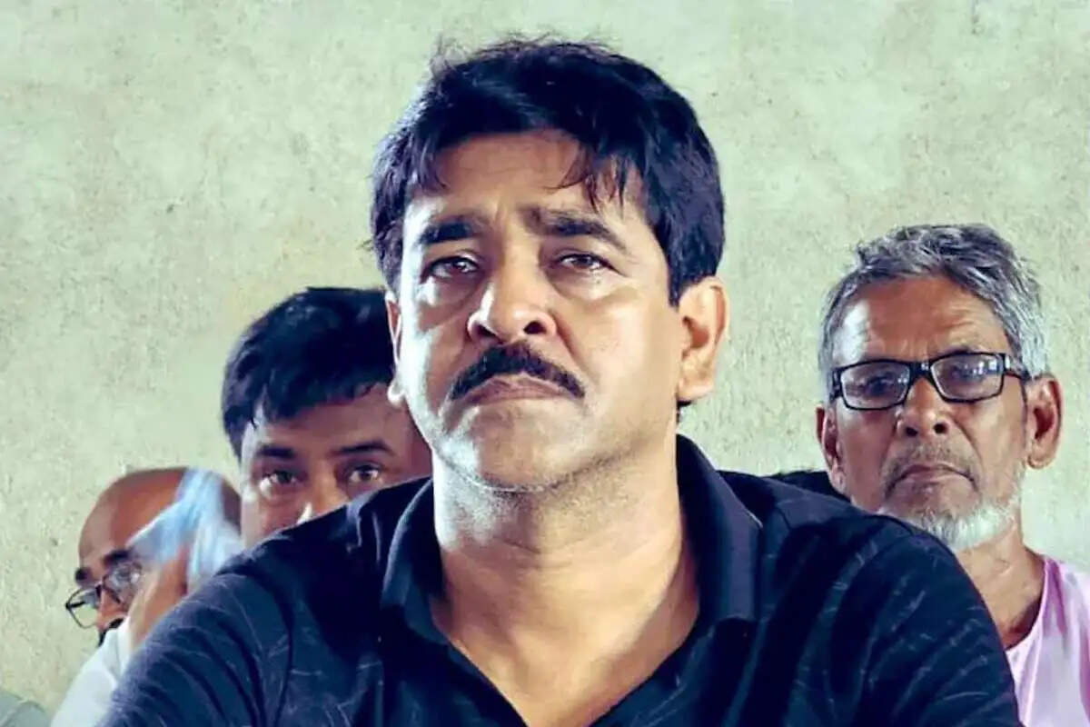 तृणमूल विधायक शौकत मोल्ला की गाड़ी पर बमबाजी का आरोप