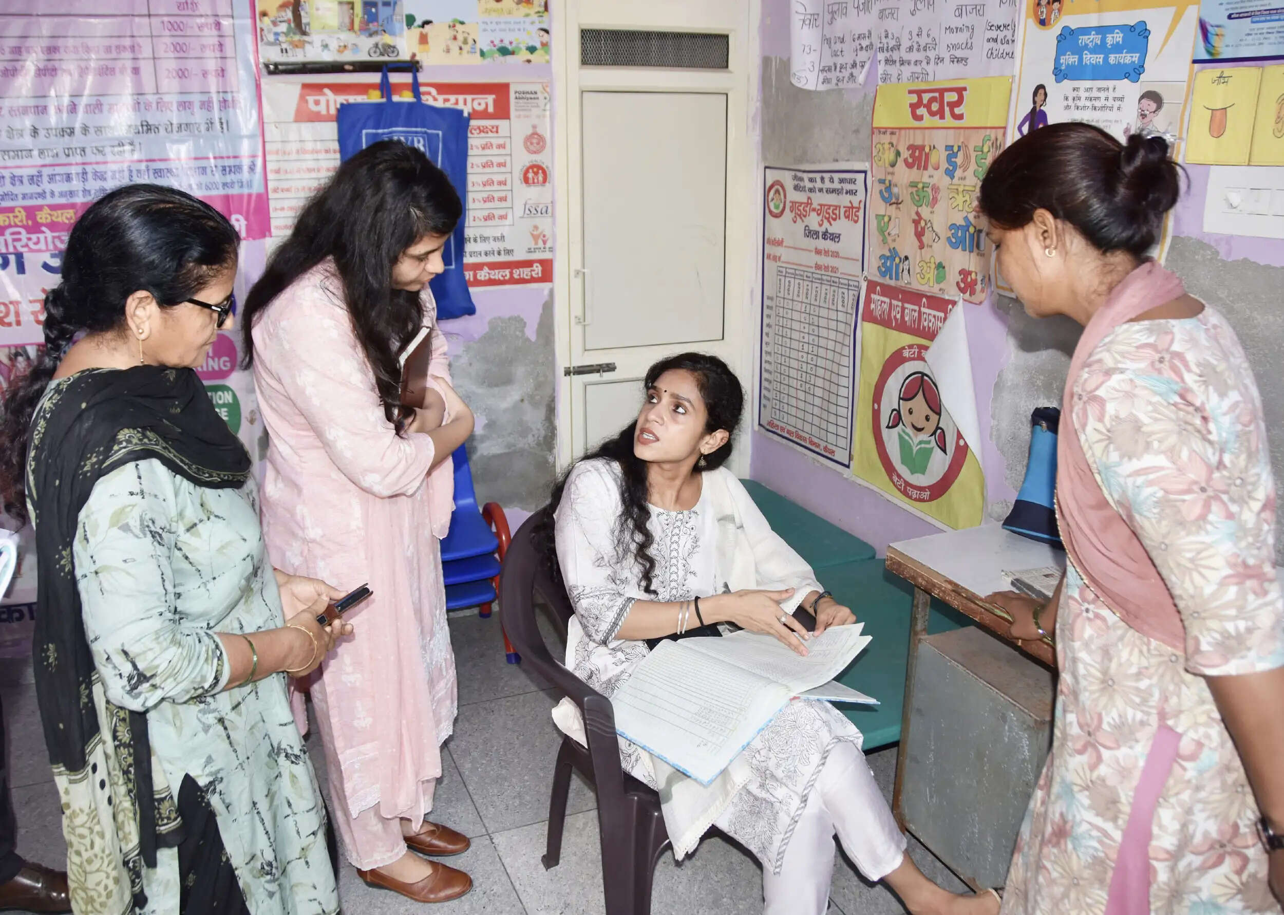 कैथल: आंगनबाड़ी केंद्र पहुंची डीसी, रिकॉर्ड व्यवस्थित नहीं मिलने पर वर्कर व सुपरवाइजर को नोटिस