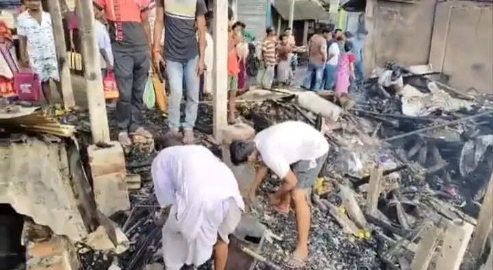 मयना के अन्नपूर्णा बाजार में आग, चार दुकानें जलकर नष्ट
