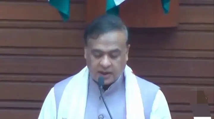 विधानसभा सत्र के पहले दिन विधायक के रूप में मुख्यमंत्री हिमंत बिस्व सरमा ने ली शपथ