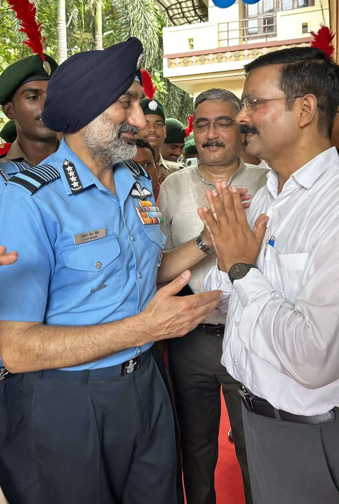 गोरखपुर में विद्यार्थियों से बोले वायु सेना प्रमुख- शिक्षा के साथ संस्कार, अनुशासन और राष्ट्रसेवा जरूरी