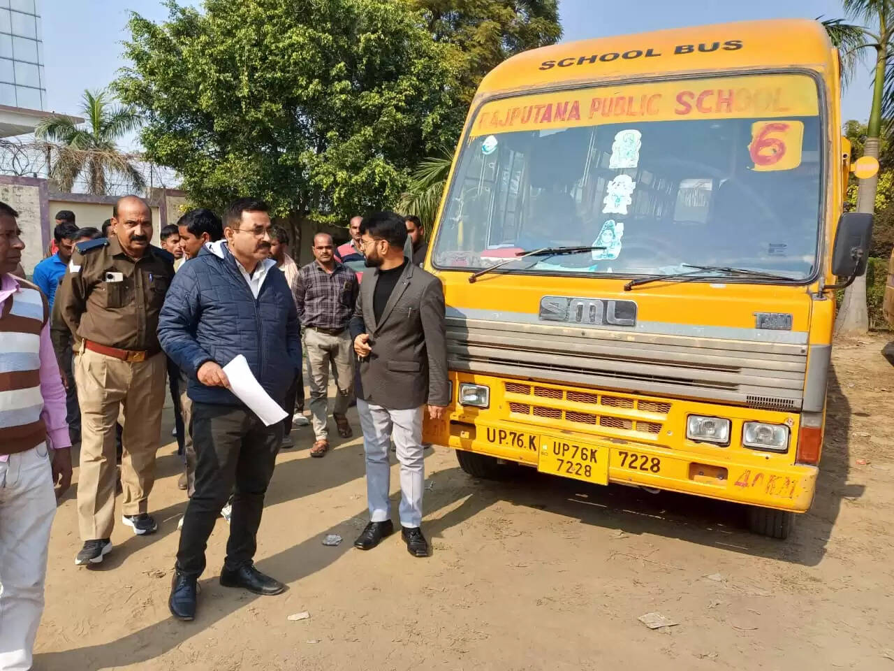 एआरटीओ ने ओवर लोड वाहनों का काटा चालान, स्कूल वाहन चालकों को किया जागरुक