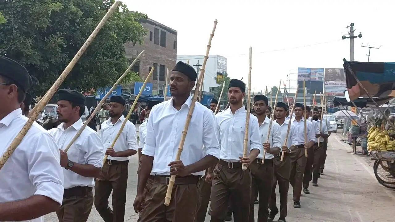 कदमताल में दिखा अनुशासन, पुष्पवर्षा से हुआ स्वयंसेवकों का स्वागत
