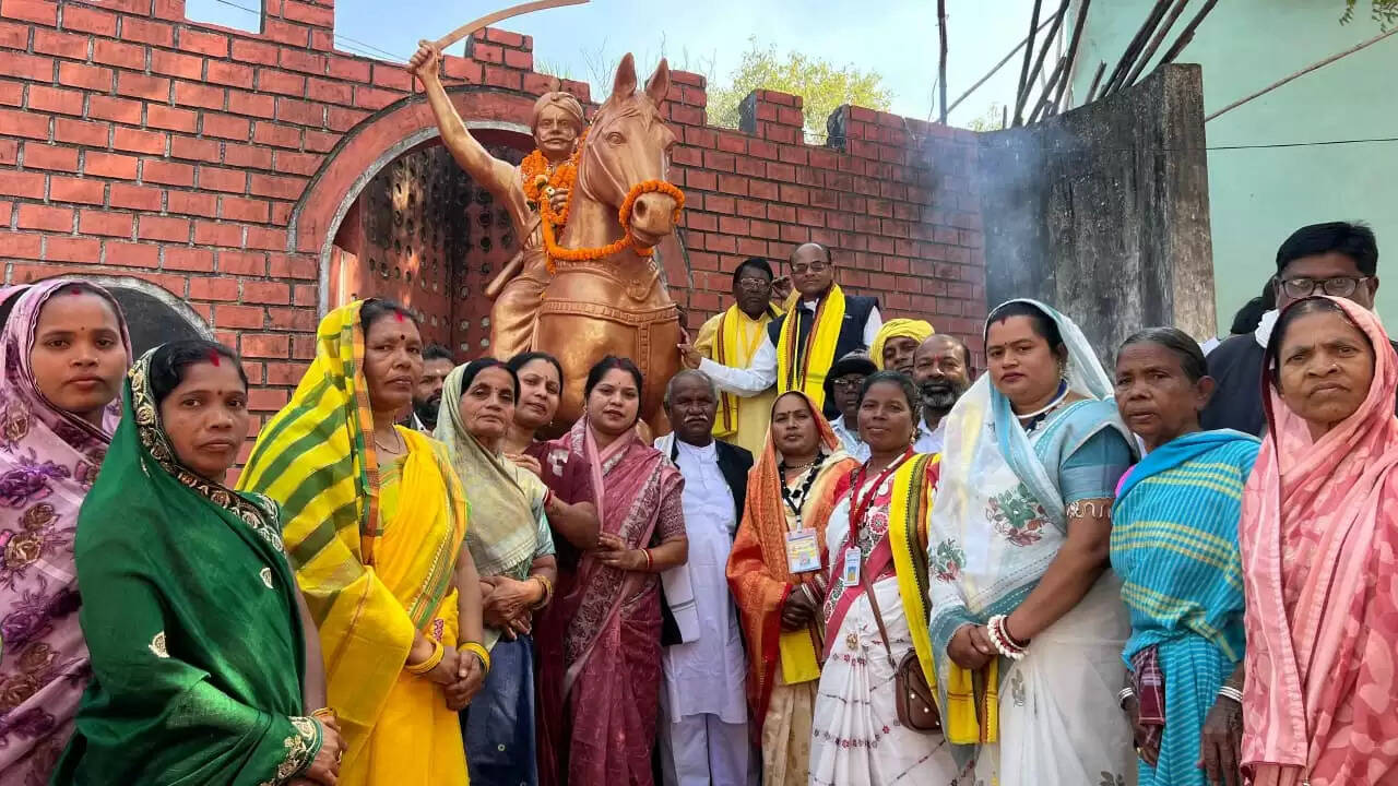 शहीद वीर नारायण सिंह की कुर्बानी हमें न्याय और समाज उत्थान की राह दिखाती है : रंजना साहू