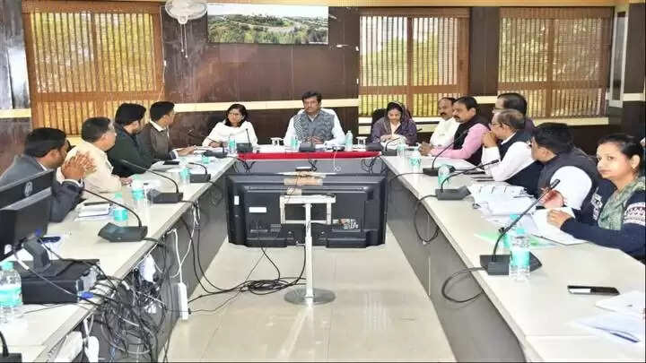 शहर विकास से जुड़े प्रोजेक्टों में तेजी और गुणवत्ता के साथ कार्य किए जाएं: सांसद कुशवाह