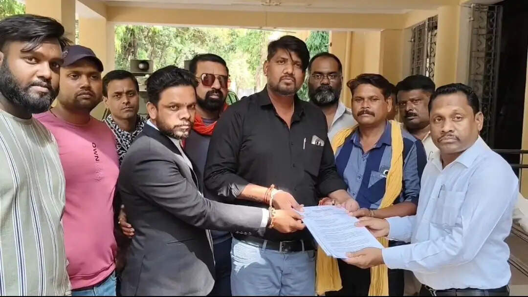 जबलपुर में ‘लव जिहाद’ और धर्मांतरण के आरोपों पर फिर गरमाया माहौल, कलेक्ट्रेट में विरोध प्रदर्शन