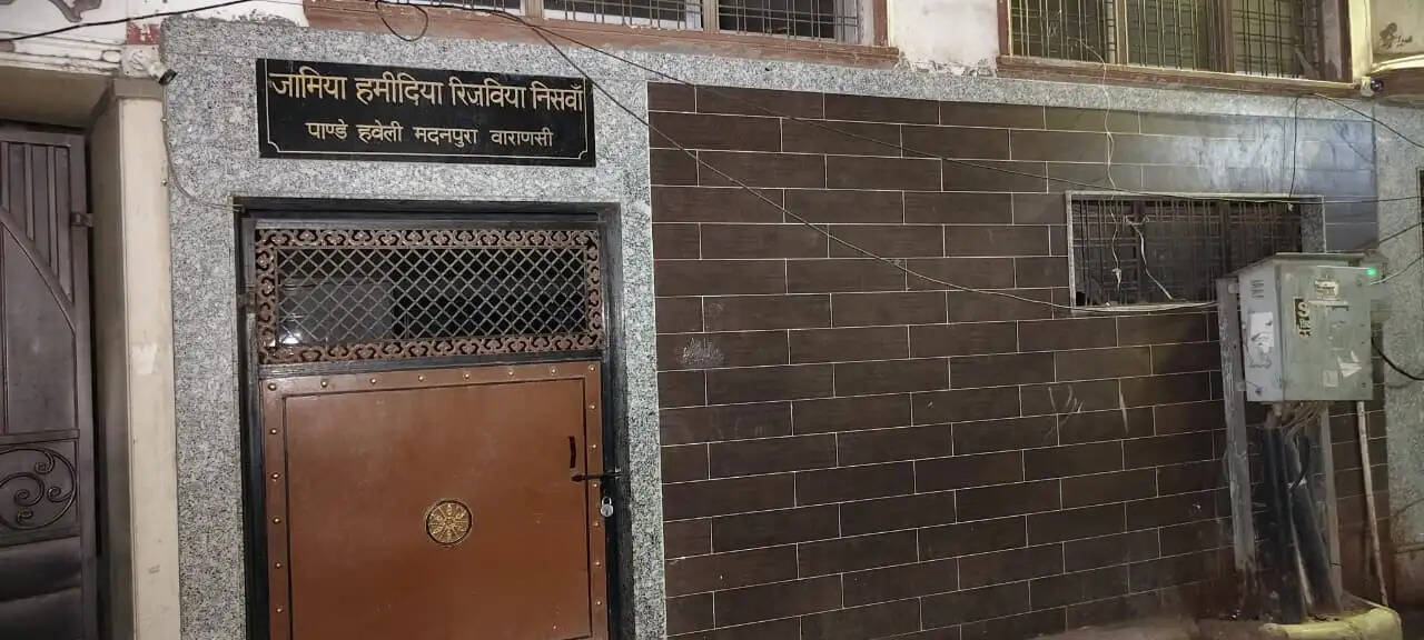 वाराणसी के रेवड़ी तालाब मदरसे में लिफ्ट टूट कर गिरने से युवक की मौत, एक अन्य घायल