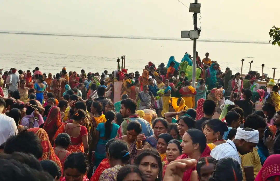 सारण में जीवित्पुत्रिका व्रत पर नदी घाटों पर उमड़ी महिलाओं की भीड़, पुत्रों की दीर्घायु के लिए किया पूजन