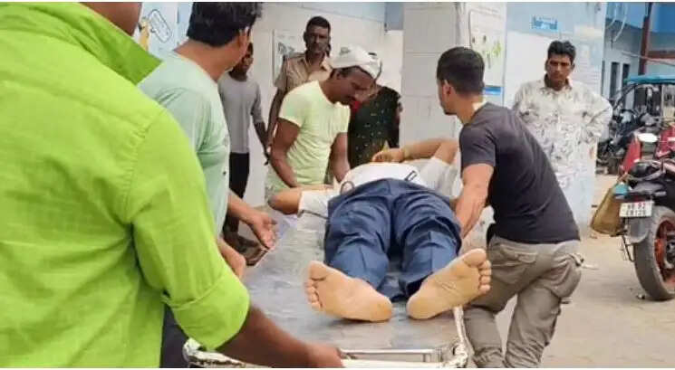 स्कूल जा रहे प्रधानाध्यापक को मारी गोली, हालत गंभीर