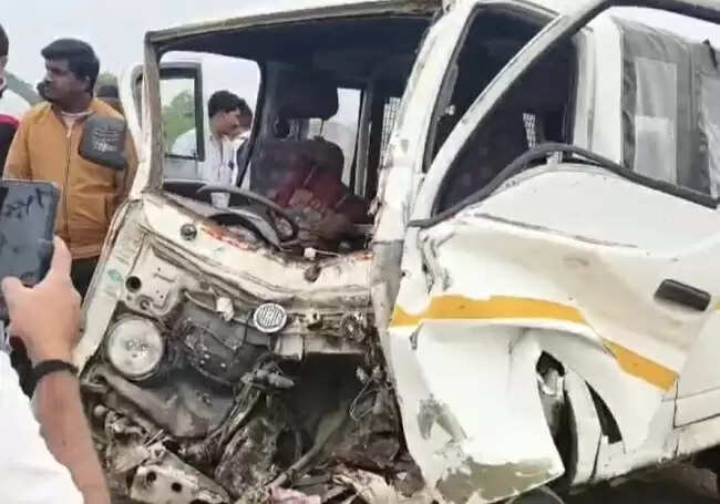 बैतूलः तेज रफ्तार जीप ने स्कूल वैन को मारी टक्कर, एक छात्रा की मौत और 11 बच्चे घायल