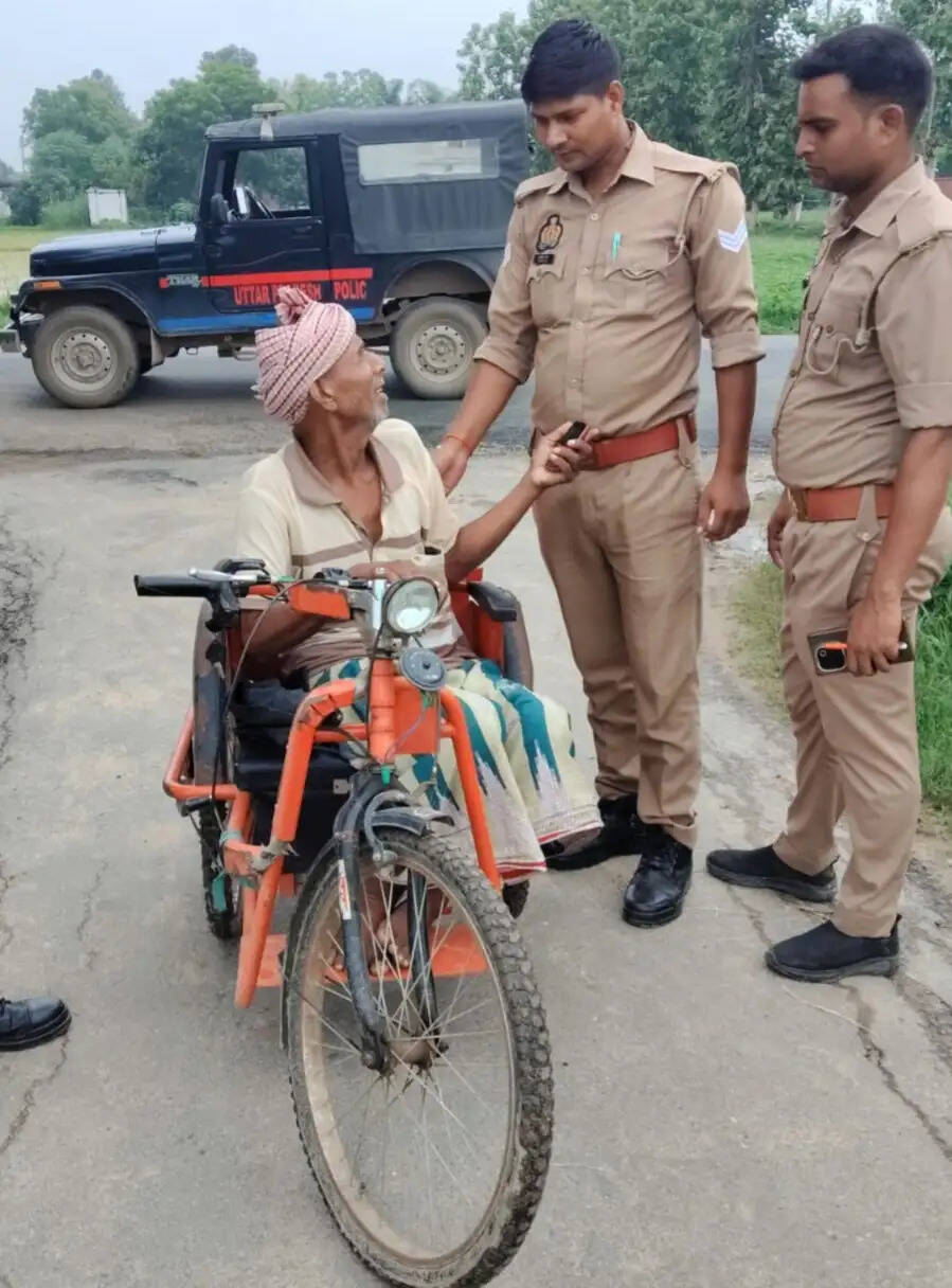 देवरिया पुलिस ने वरिष्ठ नागरिकों से किया संवाद, सुरक्षा और साइबर अपराध से बचाव के दिए सुझाव